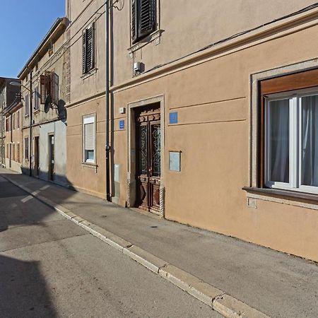 Rich Apartment Pula Bagian luar foto