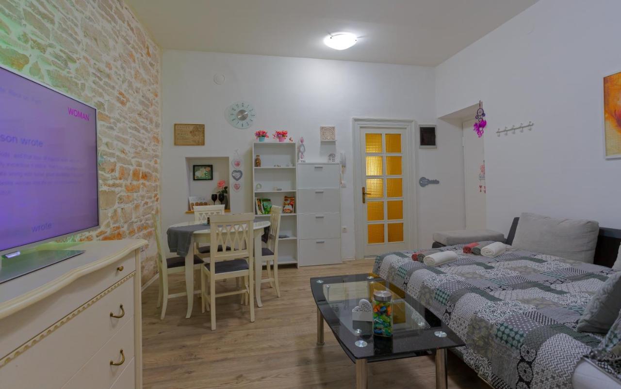 Rich Apartment Pula Bagian luar foto