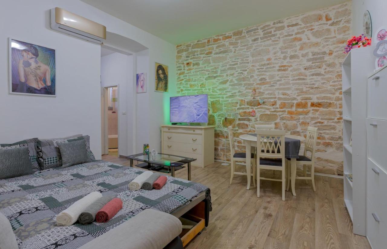 Rich Apartment Pula Bagian luar foto