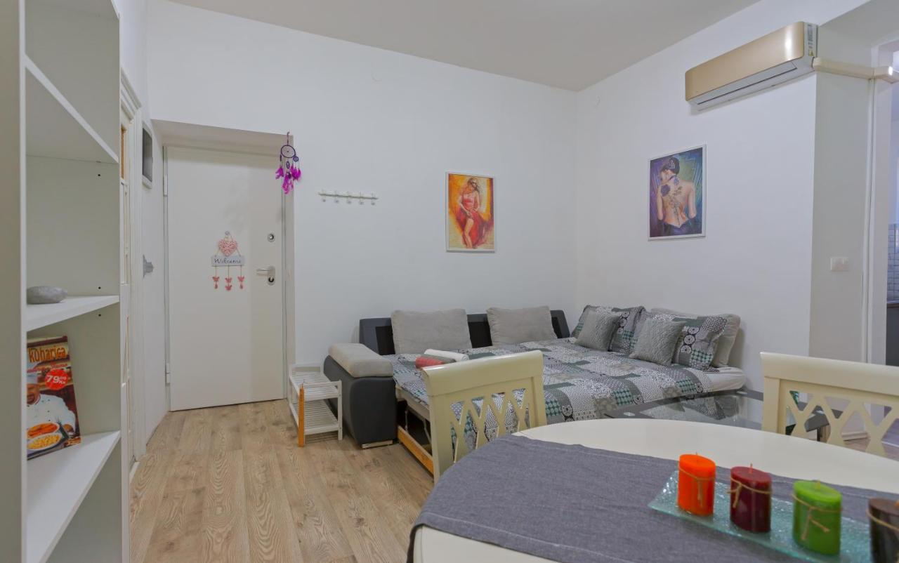 Rich Apartment Pula Bagian luar foto