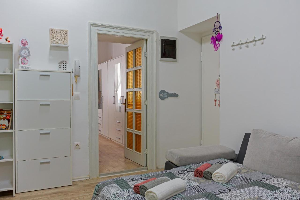 Rich Apartment Pula Bagian luar foto
