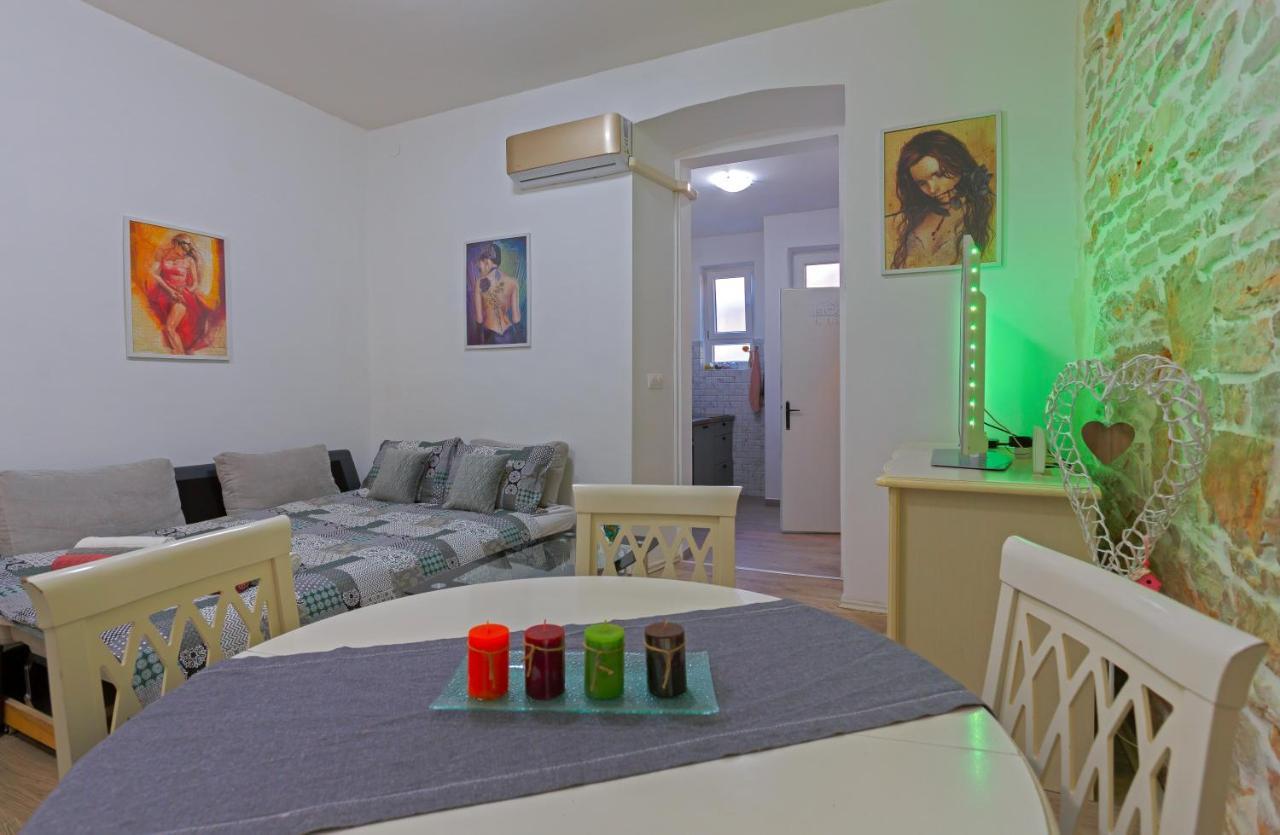 Rich Apartment Pula Bagian luar foto