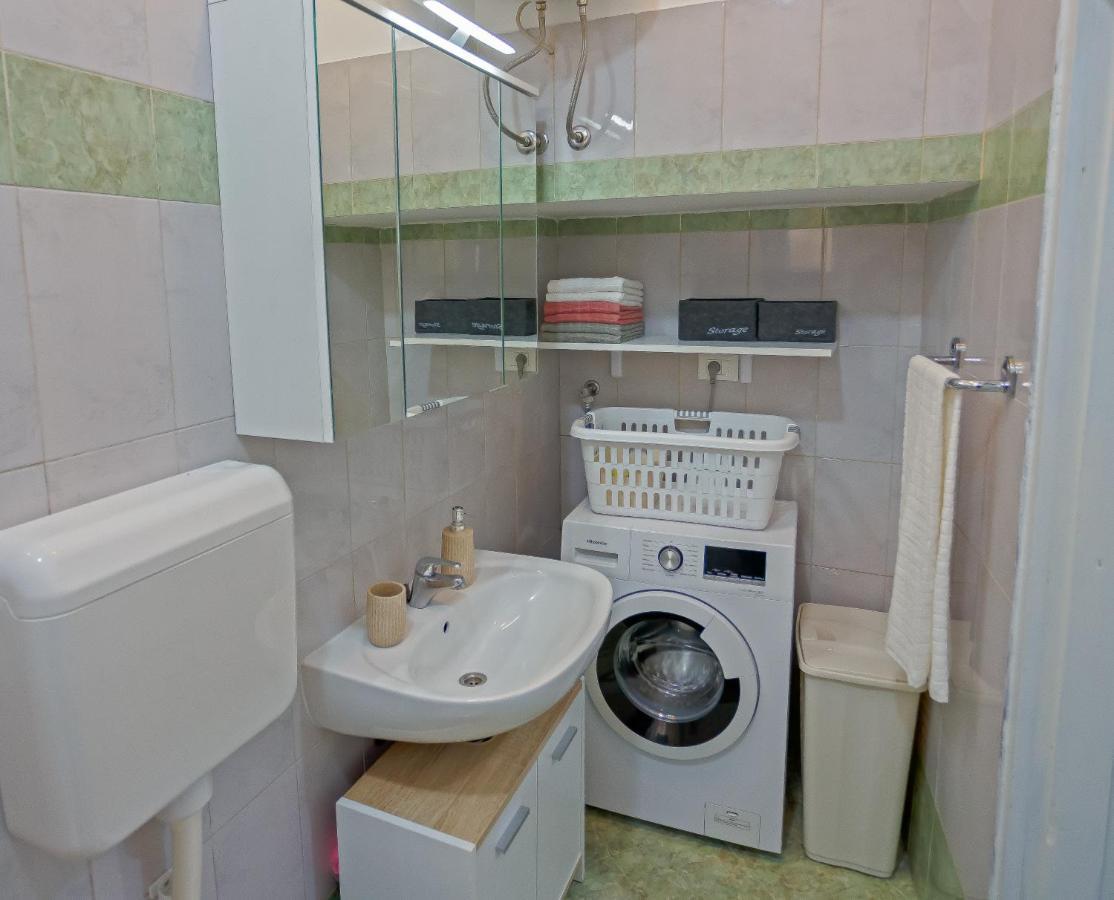 Rich Apartment Pula Bagian luar foto