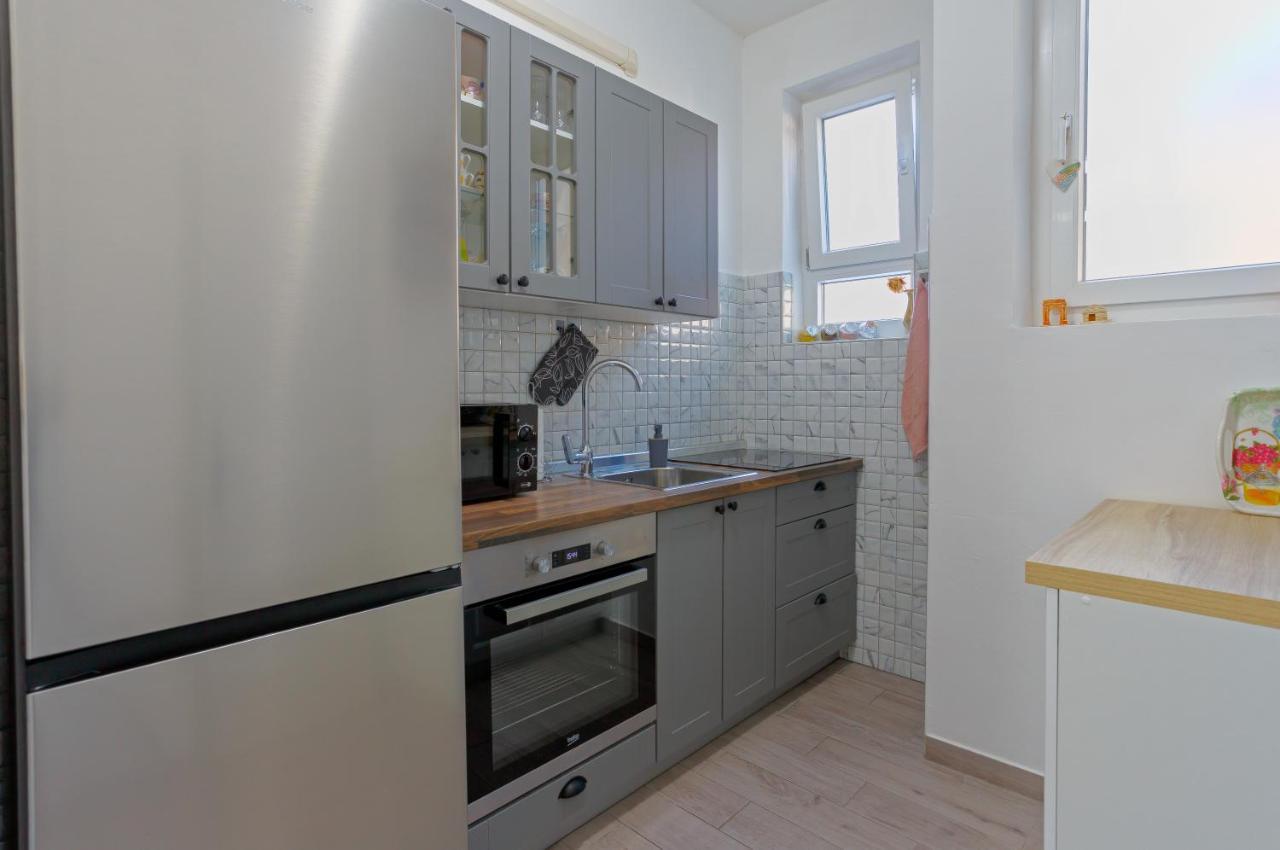 Rich Apartment Pula Bagian luar foto