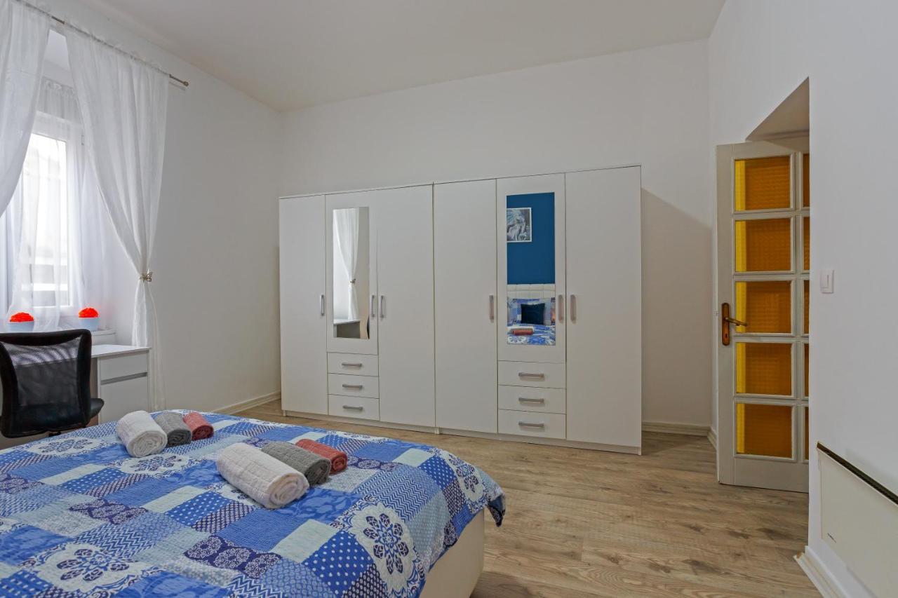 Rich Apartment Pula Bagian luar foto