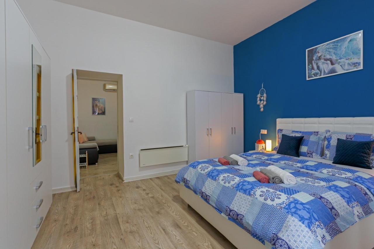 Rich Apartment Pula Bagian luar foto
