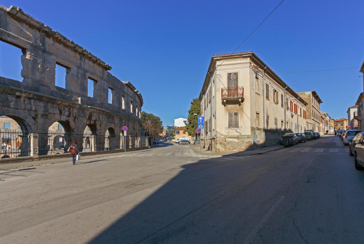 Rich Apartment Pula Bagian luar foto